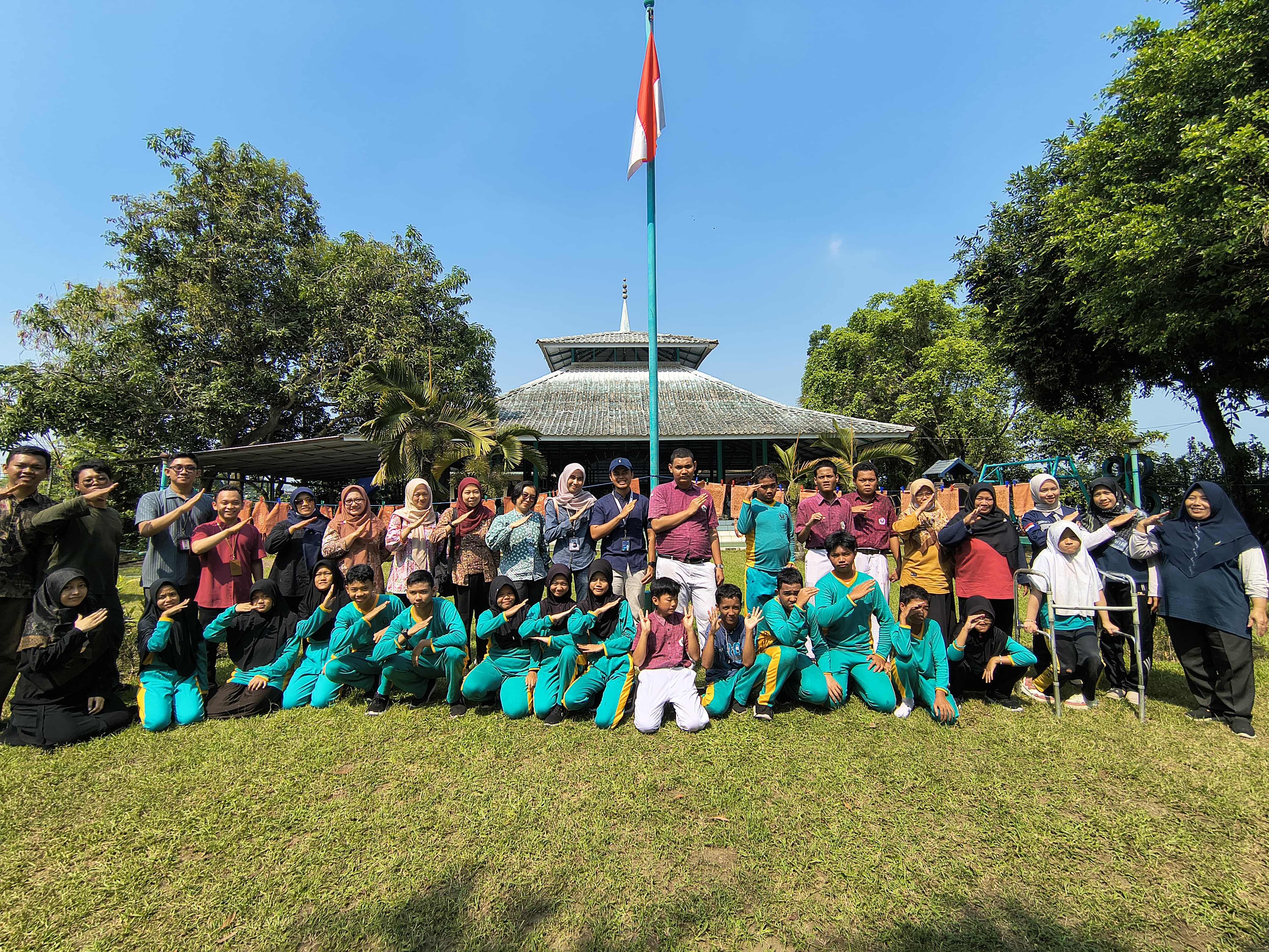 Tim membatik di SLB PRI